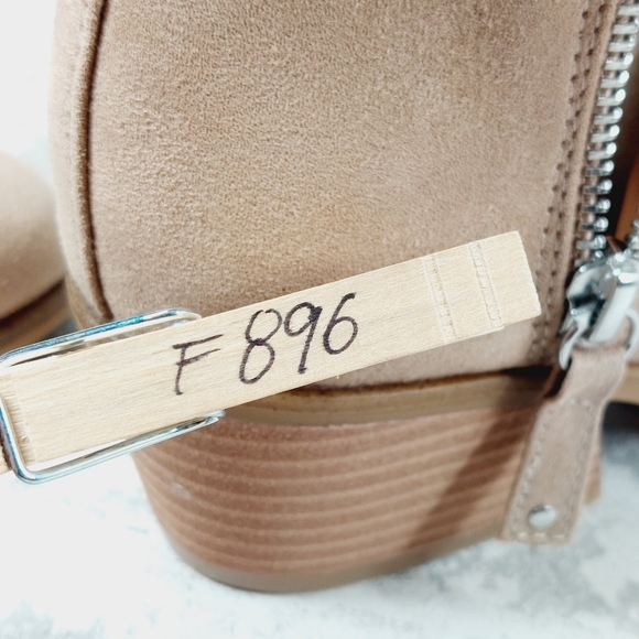 NEW Dr. Scholl's Lawless Tan Leather Slip On Block Heel Ankle Booties F896 - Picture 12 of 12